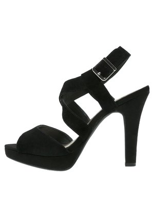 Czarne zamszowe sandały na wysokim obcasie z krzyżującymi się paskami, platformą i regulowanym paskiem na kostce z metalowym zapięciem.