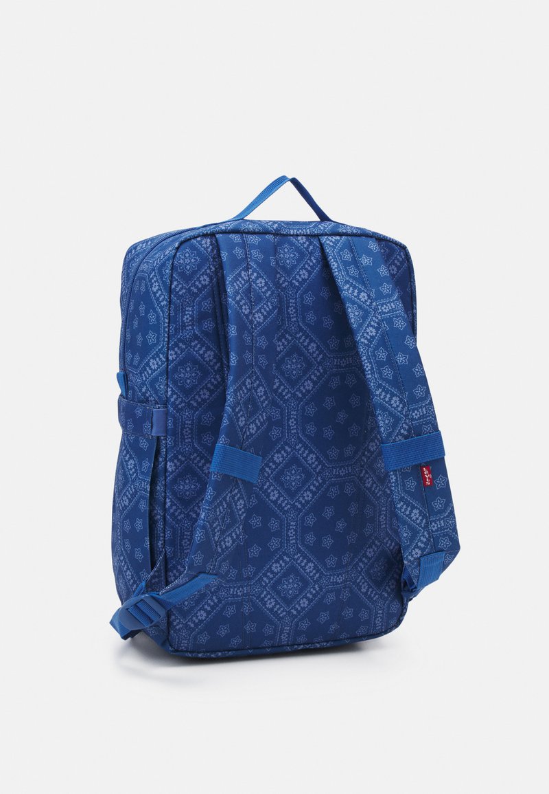 Sac à dos bleu avec un motif géométrique, doté de deux bretelles réglables, d'une poignée supérieure et d'une forme rectangulaire. Fini en tissu texturé.
