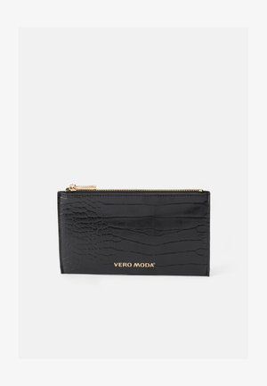 Billetera de piel sintética negra con textura de cocodrilo, cremallera dorada y logotipo de VERO MODA en dorado en la parte inferior. Forma rectangular.