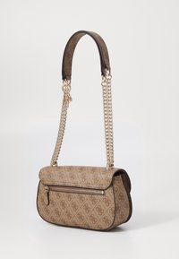 Ruskea kuviollinen käsilaukku, jossa on ketjuhihna, teksturoitu kangas, vetoketjupussi ja kaareva muoto; kultaiset yksityiskohdat korostavat suunnittelua.