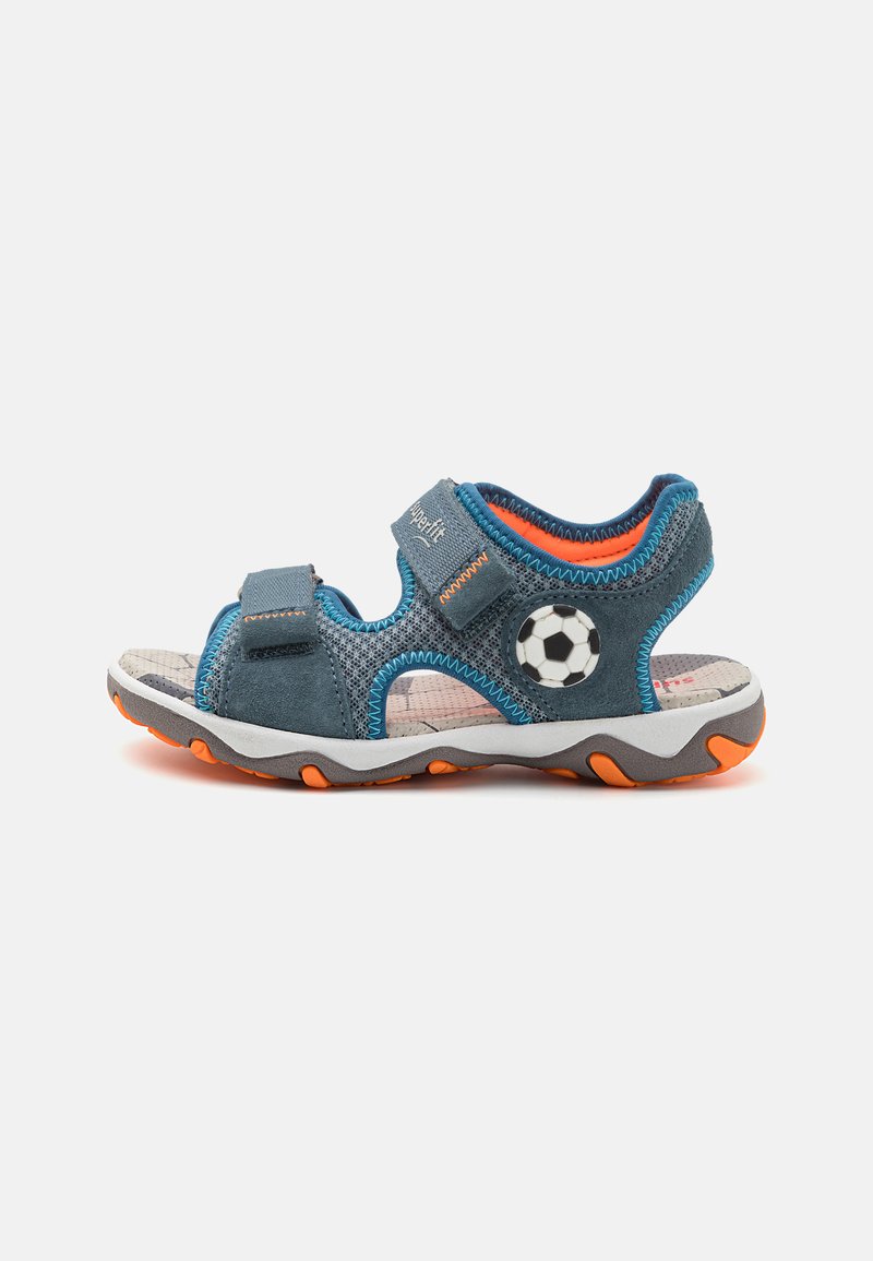 Blå sandaler med en teksturert overdel med oransje detaljer, borrelåsremmer og et design av fotball. Tykk gummisåle med mønstret grep.