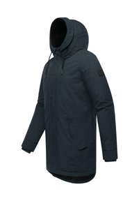 Parka bleu foncé avec une finition texturée, capuche ajustable, poche avant et doublure en polaire pour plus de chaleur.