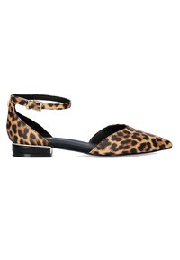 Los zapatos planos de leopardo presentan una puntera puntiaguda, una correa para el tobillo con hebilla y un tacón bajo negro, hechos de un material sintético texturizado.