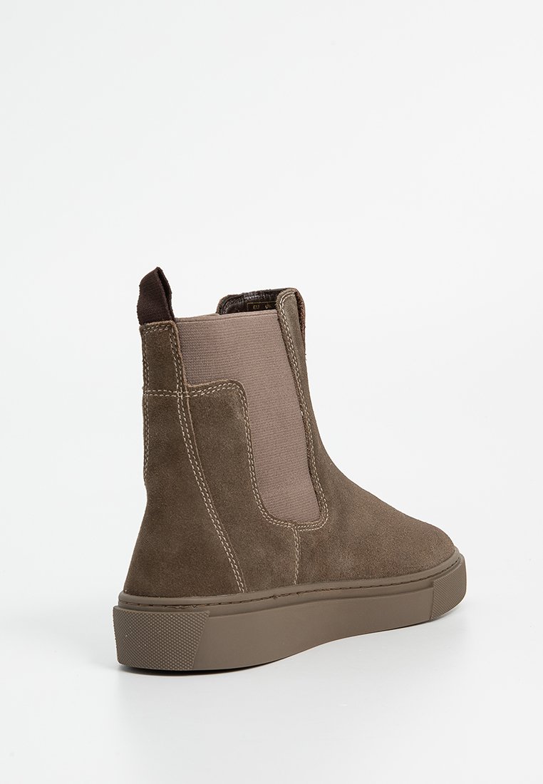 Braune Wildleder-Stiefeletten mit elastischen Seitenpanelen und einer flachen Gummisohle; ausgestattet mit Nähdetails und einer Zuglasche auf der Rückseite.