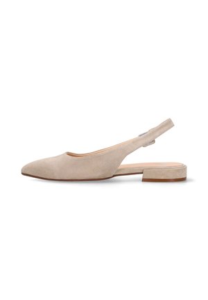 Chaussure plate beige en daim à bout pointu, bride arrière avec talon bloc bas et bride réglable avec boucle.
