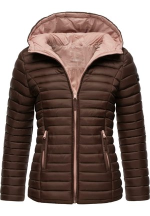 Doudoune marron avec un design matelassé horizontal, doublure rose, capuche et deux poches avant. Dispose d'une fermeture éclair intégrale et de poignets élastiques.