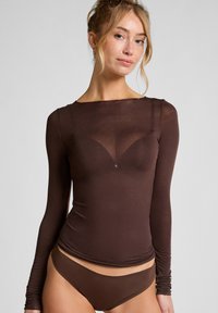 Bruine lange mouwen top van doorschijnende stof met een ronde halslijn en een aansluitend ontwerp, gecombineerd met bijpassende bruine bikini-broekjes.