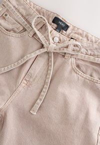 BELTED CROPPED WIDE - Laza szabású farmerek - pink