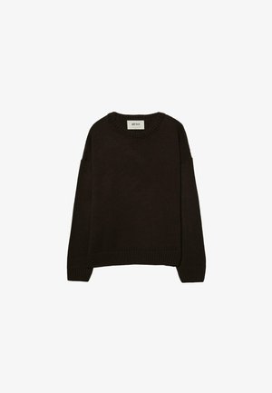 Dunkelbrauner Strickpullover mit Rundhalsausschnitt, überschnittenen Schultern, gerippten Bündchen und Saum, der eine weiche Textur und eine entspannte Passform aufweist.