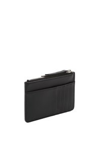 Czarny skórzany portfel z zamkiem błyskawicznym, wyposażony w wiele przegródek na karty oraz teksturowany wzór na jednej stronie. Smukły i prostokątny kształt.