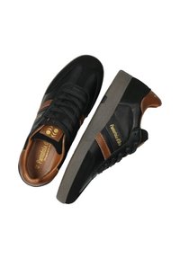 Sneaker neri e marroni con tomaia in pelle liscia, suola in gomma testurizzata e strisce decorative. Presentano il logo e lacci tondi.