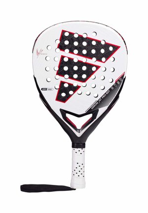 Pala de pádel blanca y negra con perforaciones triangulares, detalles en rojo, empuñadura blanca y muñequera sujetada al mango.