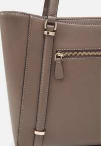 Guess DARYNA  taupe