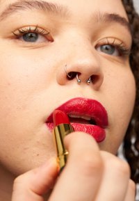 Revlon ROUGE À LÈVRES SUPERLUSTROUS - Rouge à lèvres - 745 love is on