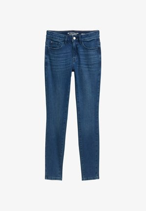 Tummansiniset farkut slim fit -mallissa. Ominaisuuksiin kuuluvat klassinen viisitaskumalli, nappikiinnitys ja ompeluyksityiskohdat. Suuri tekstuuri.