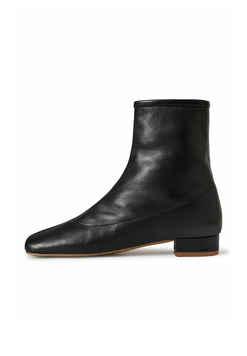 Juodos odinės kulkšninių batų su žemu blokiniu kulnu ir apvalia nosimi, lygaus paviršiaus ir šoninės siūlės detalė ant balto fono.