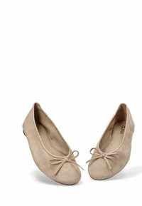 Bailarinas de ante beige con punta redondeada, un pequeño lazo en la parte delantera y suela plana. El interior cuenta con un suave forro.