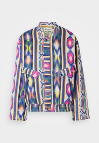 Kleurrijke geweven jas met verticale strepen en geometrische patronen in blauw, roze, geel, groen en wit, met klepzakken en drukknoopsluitingen.