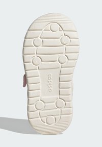 Podešev bot má texturovaný gumový povrch v odstínu off-white, s kruhovými gripy a vyraženým logem značky pro lepší trakci a odolnost.