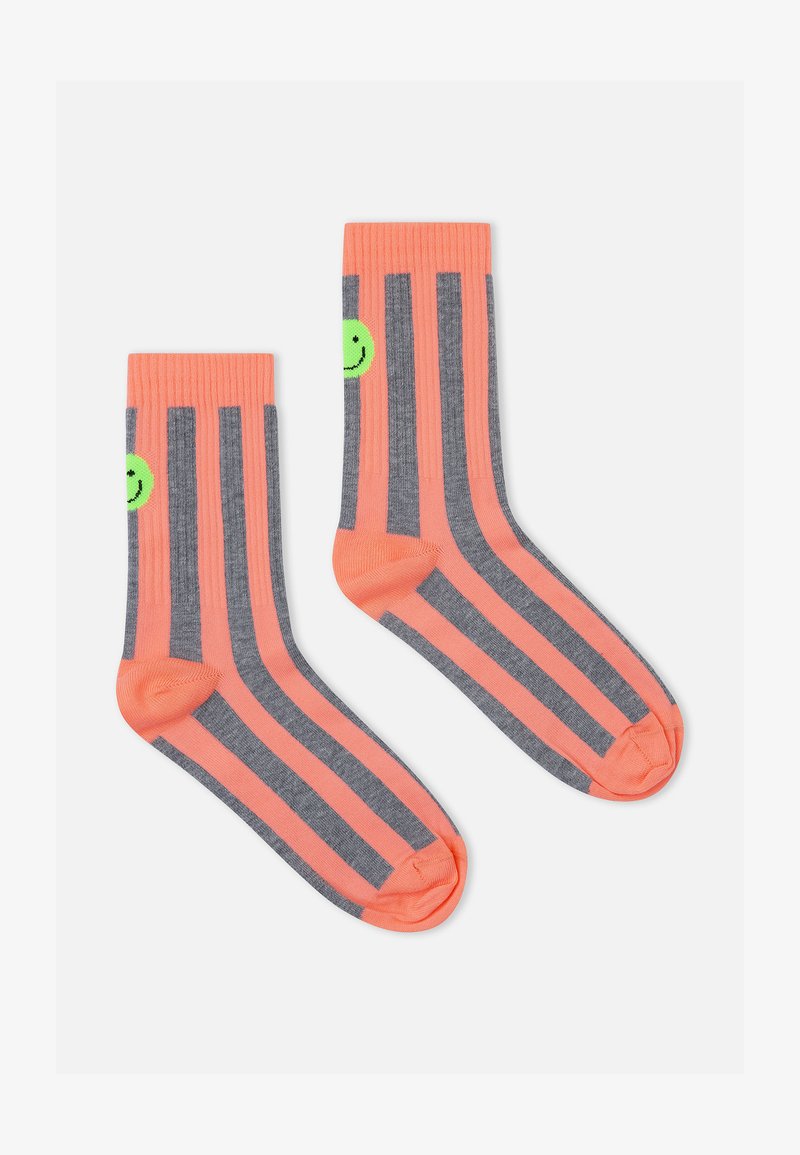 Stripete sokker med vekslende neonrosa og grå striper, med en grønn smilefjesdetalj ved leggen. Laget av bomullsblanding.