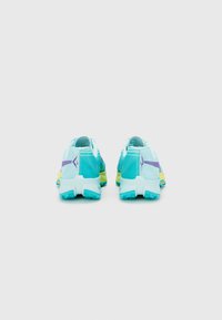 Scarpe atletiche azzurre e gialle con tomaia in rete, colletto imbottito e suola multicolore. Presentano dettagli viola e motivi testurizzati.
