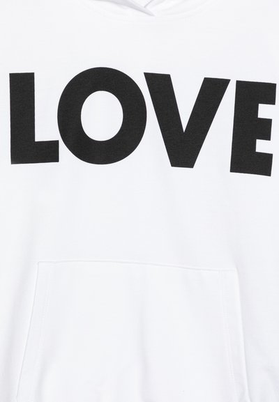Hvit sweatshirt med stor svart trykk som sier "KJÆRLIGHET." Materialet er mykt, har en frontlomme og en avslappet passform.