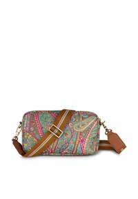 Meer gekleurde crossbodytas met paisleyprint, bruine riem met gesp en textuuraccenten. Ritsluiting en compacte rechthoekige vorm.