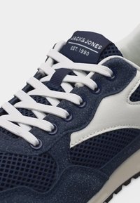 Μπλε ναυτικό και λευκό αθλητικό παπούτσι Jack & Jones με πάνελ από δίχτυ και σουέντ, λευκά κορδόνια και ετικέτα λογότυπου στη γεμισμένη γλώσσα.