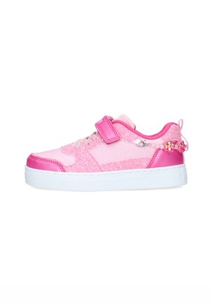 Scarpetta da bambino rosa con accenti glitterati, cinturino in Velcro, suola bianca e ciondolo decorativo di perline rosa sul passante del tallone.