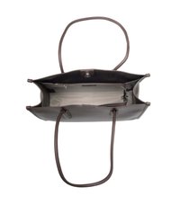 Smeđa kožna torba za nošenje s dvije duge ručke i otvorenim vrhom, s unutrašnjošću svijetlosive boje i džepom na patentni zatvarač za organizaciju.