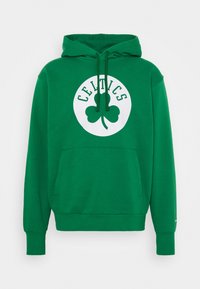 Sweatshirt vert en tissu avec une poche kangourou. Il présente un logo circulaire blanc avec "CELTICS" et un design de trèfle au centre.