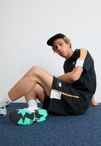 New Balance Pantaloni de trening - black