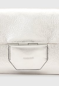 Silberne, metallische Leder-Clutch mit strukturiertem Finish, ausgestattet mit einem markanten Verschluss und einem geprägten Branding-Detail.