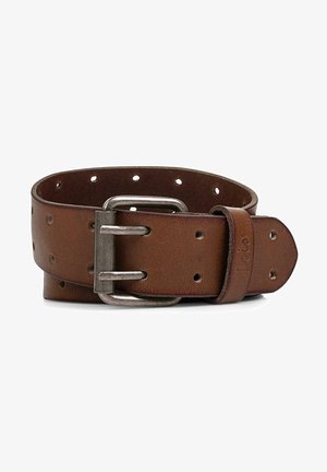 Cinturón de cuero marrón con hebilla de metal, que presenta múltiples agujeros para ajuste, textura suave y un detalle en el extremo en forma de punta.