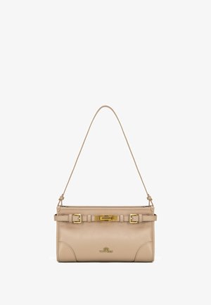 Sac à main en cuir beige avec une finition texturée, de forme rectangulaire, avec une bandoulière réglable et des accents en métal doré.