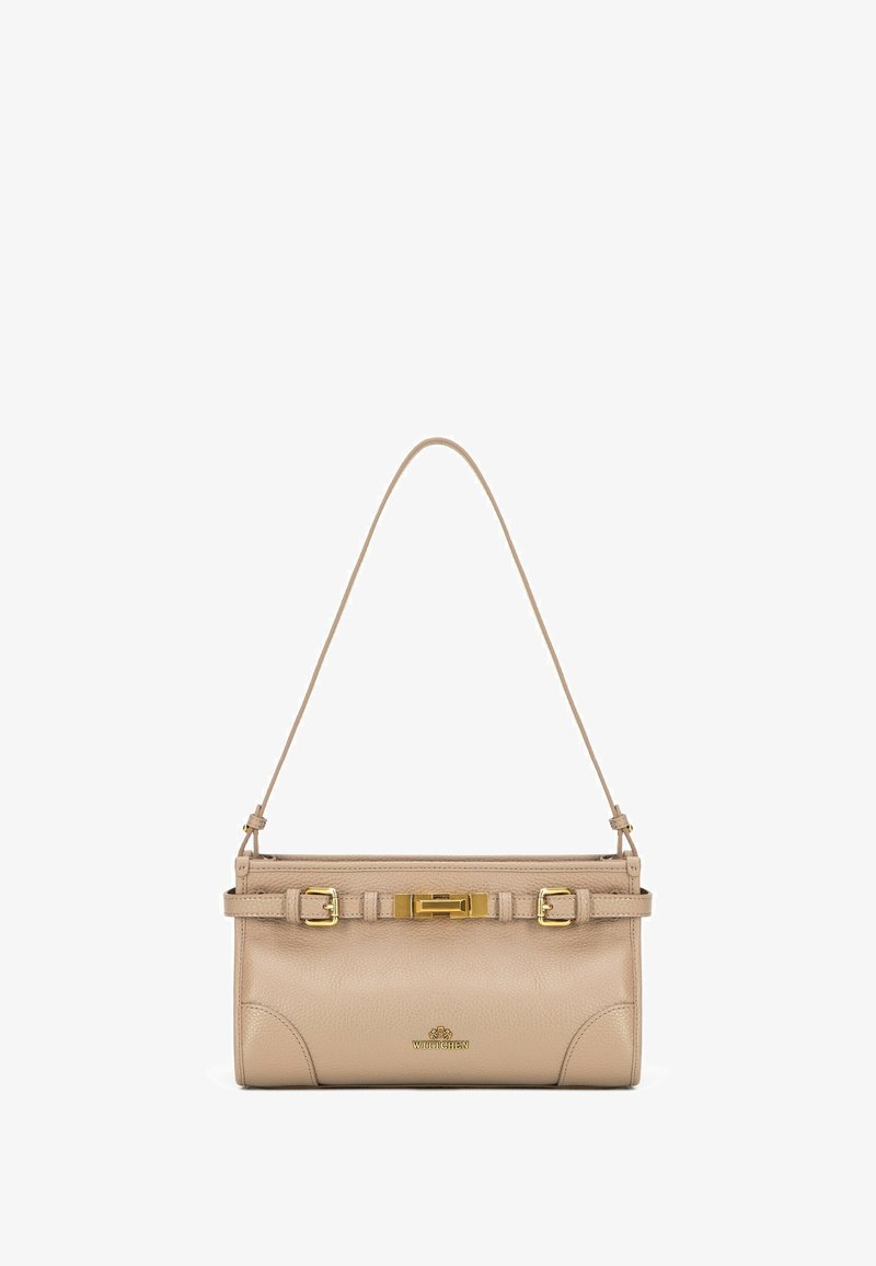 Sac à main en cuir beige avec une finition texturée, de forme rectangulaire, avec une bandoulière réglable et des accents en métal doré.