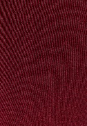 Bordeaux ribbelstof, nauwgezet geweven met verticale strepen, een gladde textuur, geen zichtbare patronen of hardware, geschikt voor verschillende kledingstukken.