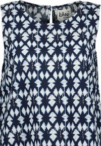 Abito senza maniche blu navy con un motivo geometrico di diamanti bianchi e azzurri. Texture liscia con un dettaglio a chiave sulla schiena.