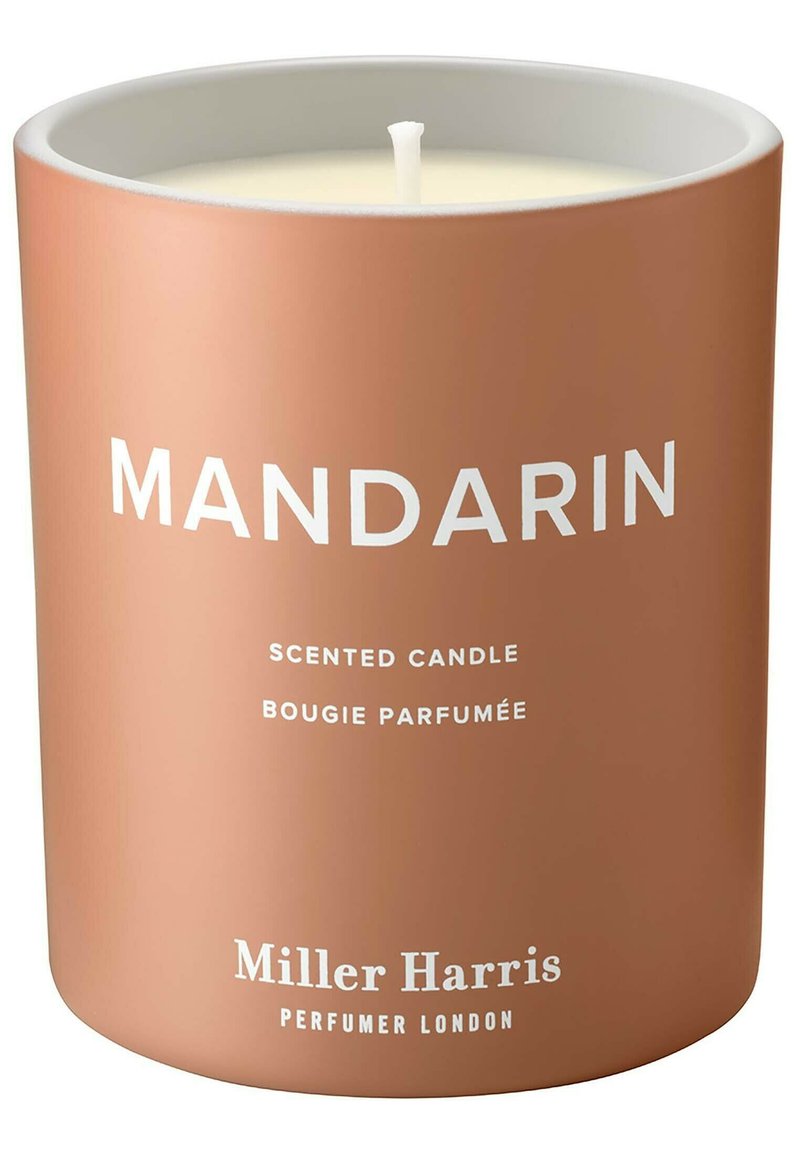 Duftkerze in einem matten Pfirsichbehälter mit weißem Text, der "MANDARIN" deutlich hervorhebt. Weißes Wachs ist innen sichtbar.