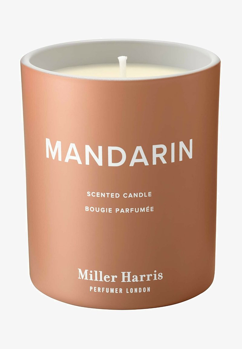 Duftkerze in einem matten Pfirsichbehälter mit weißem Text, der "MANDARIN" deutlich hervorhebt. Weißes Wachs ist innen sichtbar.