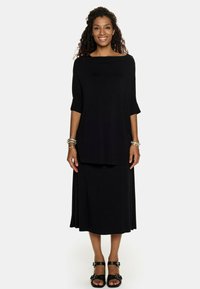 Czarna dwuczęściowa sukienka z luźno dopasowanym tunikowym topem z rękawami 3/4 oraz spódnicą sięgającą do pełnej długości. Gładka, teksturowana tkanina.