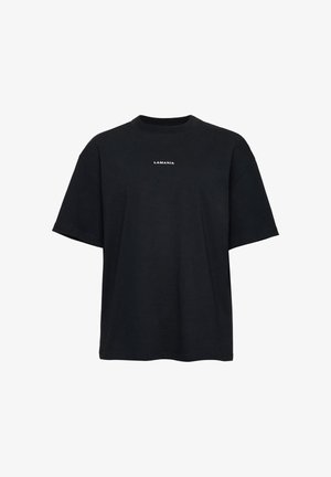 Czarny T-shirt z krótkim rękawem, okrągłym dekoltem oraz niewielkim białym napisem „LAMANIA” na środku klatki piersiowej.