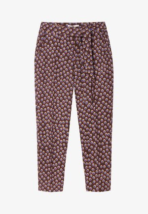 Pantalones marrones con corte cónico, pliegues, bolsillos laterales, cinturón de tela y un patrón circular multicolor repetitivo.