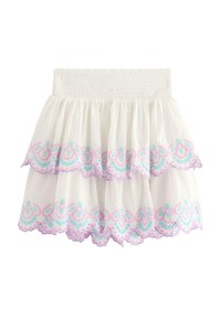 Gonna bianca in cotone con vita arricciata, design a strati e orlo ricamato a scallop con motivi blu, rosa e viola.