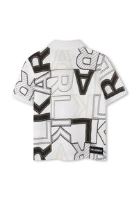 Fehér, galléros, rövid ujjú póló, amelynek merész fekete és arany grafikai mintázata van, átfedésben lévő betűkkel. Az alján címke található.