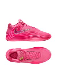 Scarpe da ginnastica rosa con materiale sintetico testurizzato, suola curva e accenti argentati a contrasto. Presentano una chiusura con lacci e un collare imbottito.