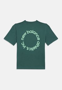 T-shirt de manga curta verde escuro com um design de texto circular em verde claro "new balance athletics, inc." nas costas, sobre um fundo branco.
