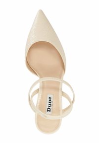 Talons hauts à bout pointu en matériau texturé crème avec des côtés ouverts, présentant des brides croisées et une semelle intérieure beige avec un détail de logo.