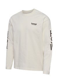 Camiseta de manga larga color crema de algodón con cuello redondo. Presenta un pequeño logo negro en el pecho y texto en negrita a lo largo de una manga.