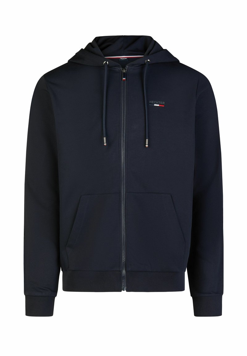 Marineblaue Zip-Hoodie mit Kordelzugkapuze, Fronttaschen und Logoakzent. Hergestellt aus einem glatten, weichen Stoff mit gerippten Bündchen und Saum.